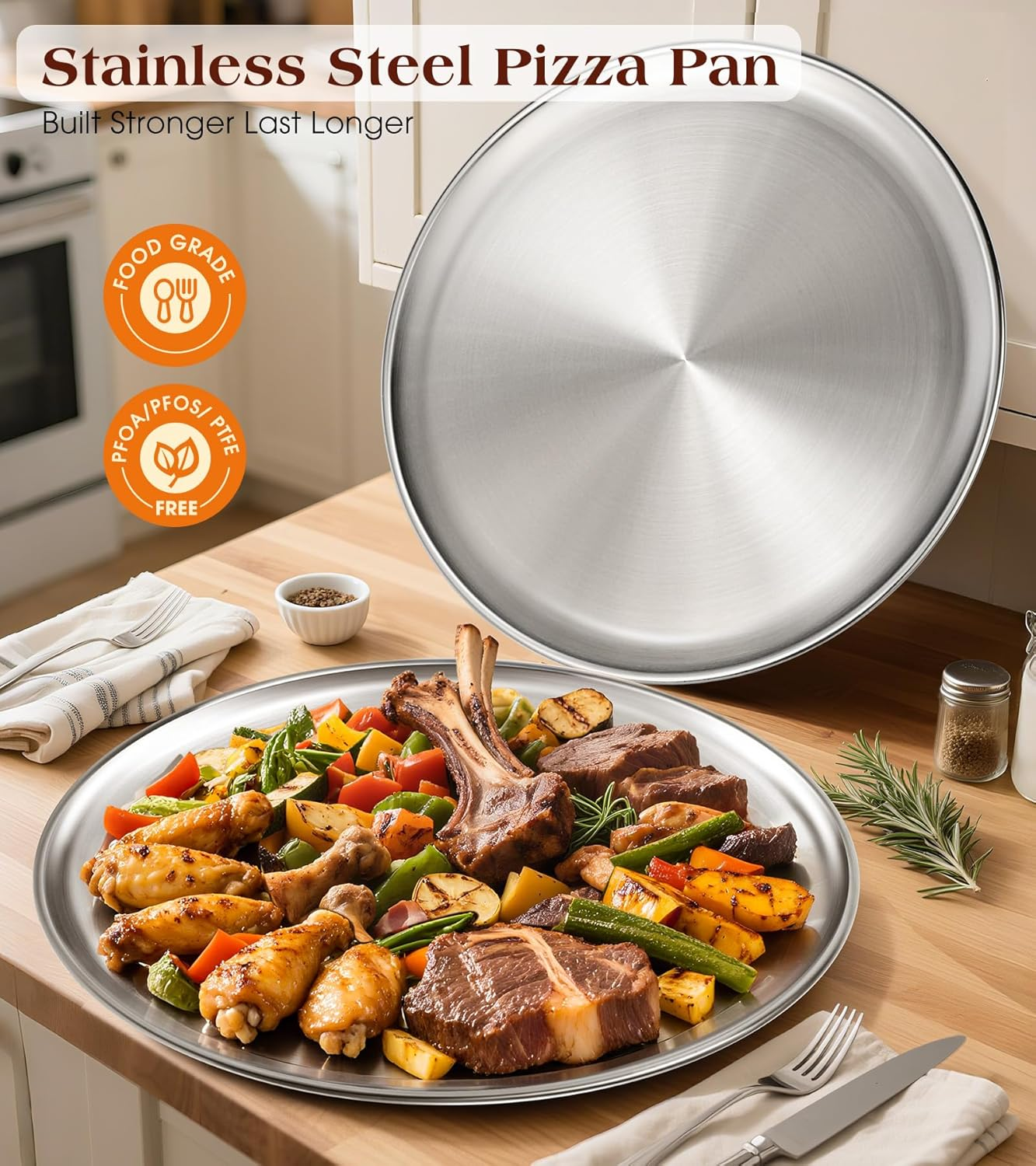 Edelstahl-Pizzapfanne auf Holztisch mit gegrilltem Fleisch und Gemüse auf einem Teller darunter.