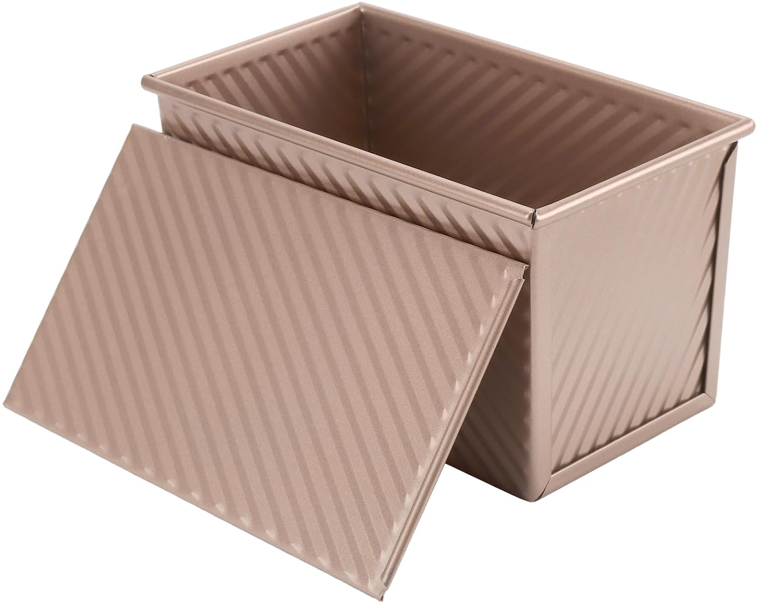 Eine roségoldene Kastenform aus Metall mit einem diagonal davor platzierten Deckel vor weißem Hintergrund.