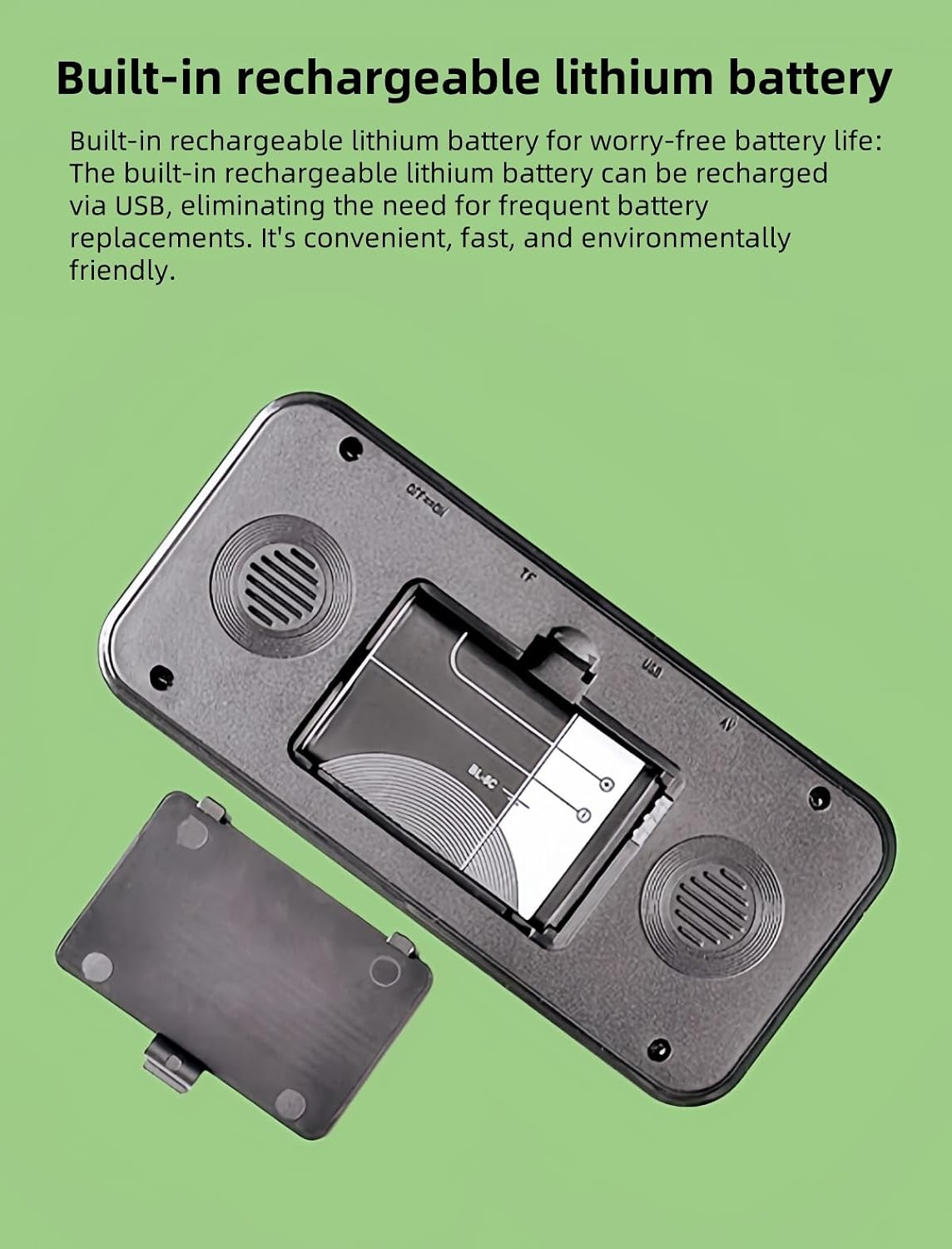 Rückseite eines elektronischen Geräts mit offenem Batteriefach und eingesetztem Akku auf grünem Hintergrund.