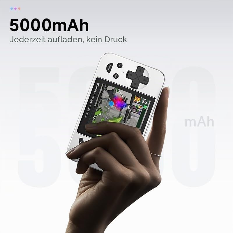 Eine Hand hält eine weiße Handheld-Spielkonsole vor einem grauen Hintergrund mit Text.