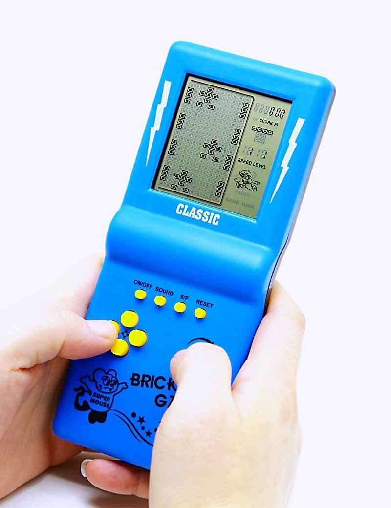 Blauer Classic Brick Game Handheld im Einsatz mit Daumen auf gelben Knöpfen und klarem LCD-Bildschirm.