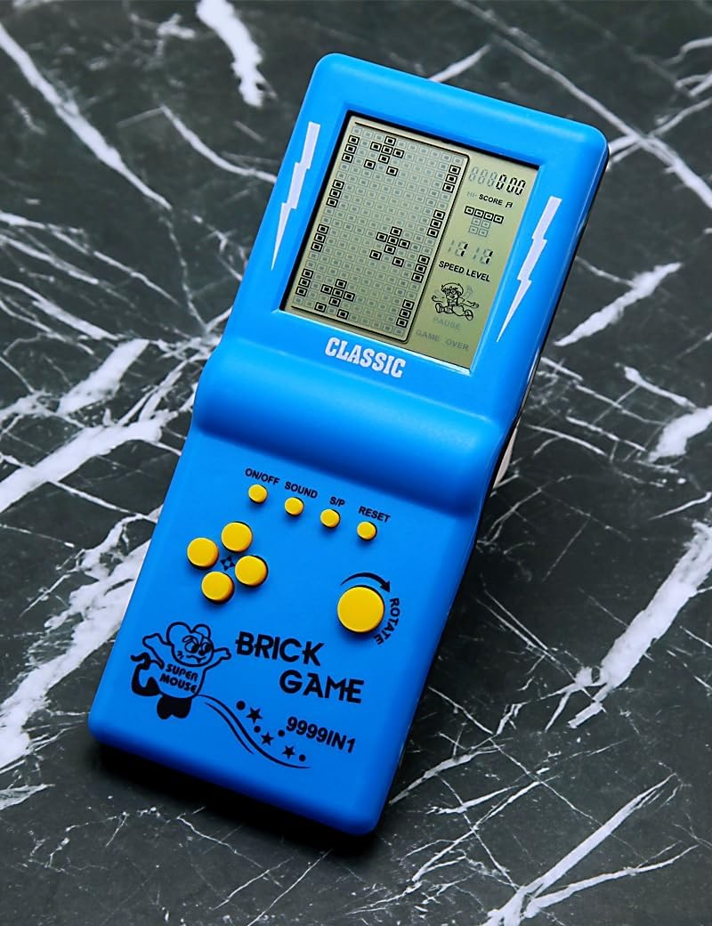 Ein blauer tragbarer Brick Game-Handheld mit gelben Tasten und einem aktiven Spielbildschirm auf Marmor.