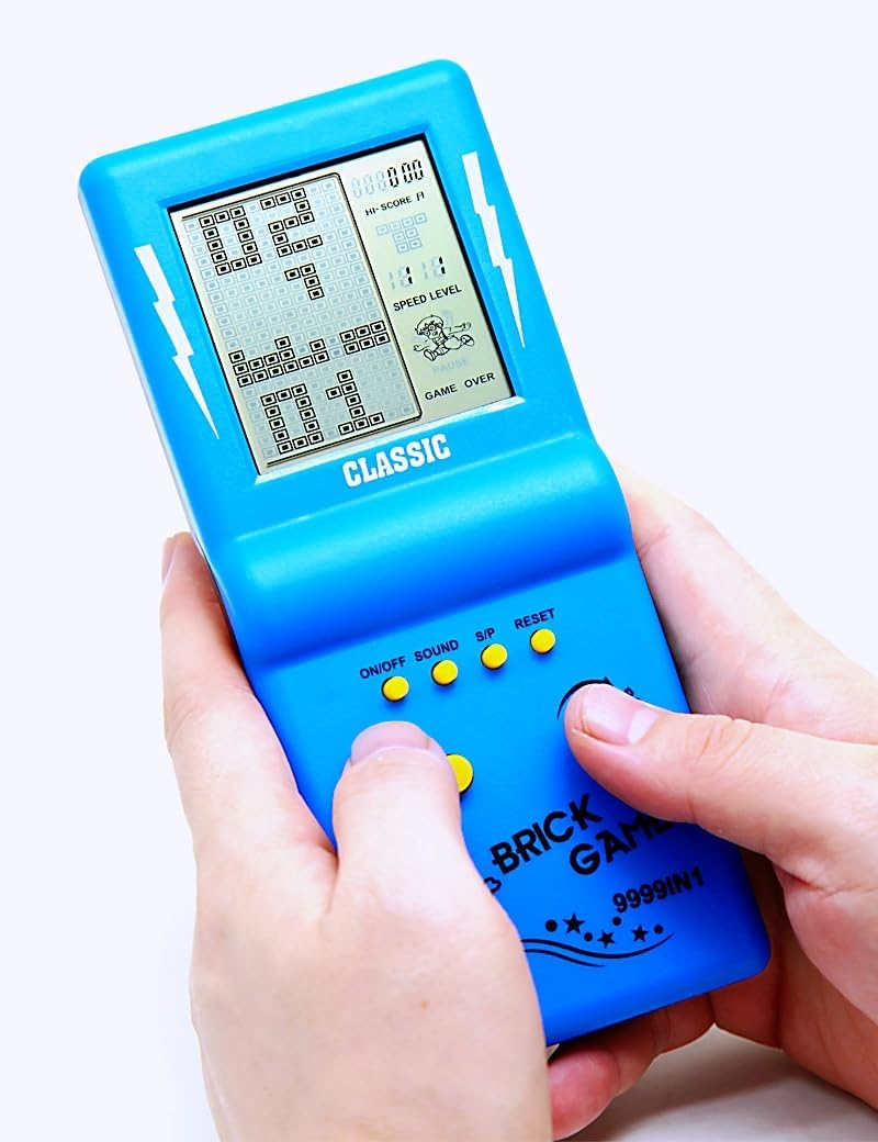 Eine Person hält eine blaue tragbare Retro-Spielkonsole in den Händen und spielt Brick Game.