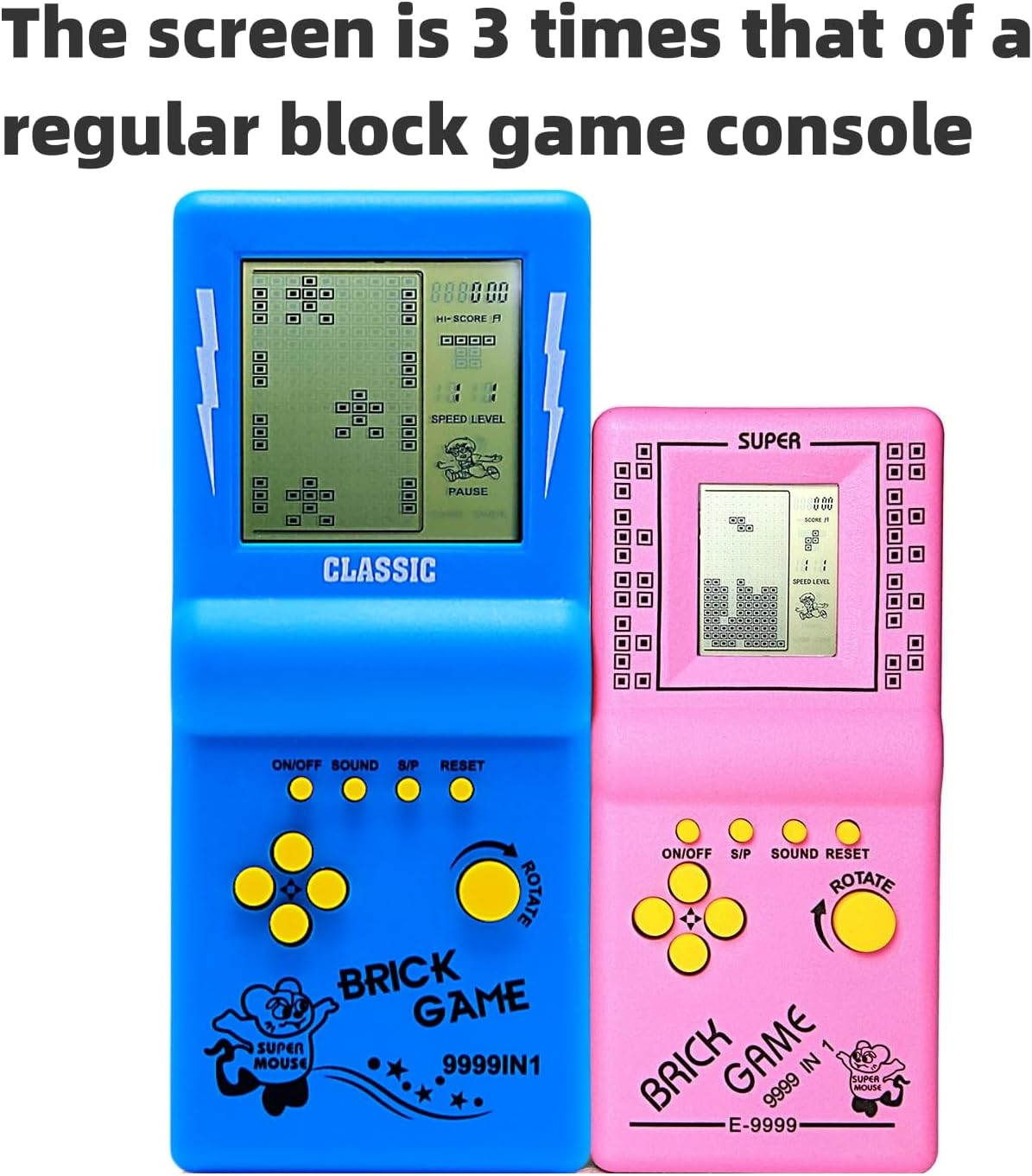 Zwei handgehaltene Blockspielkonsolen, die größere blaue zeigt den dreifachen Bildschirmbereich der kleineren rosafarbenen.