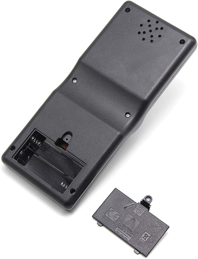 Rückseite eines schwarzen elektronischen Geräts mit offenem Batteriefach und abgenommener Abdeckung.