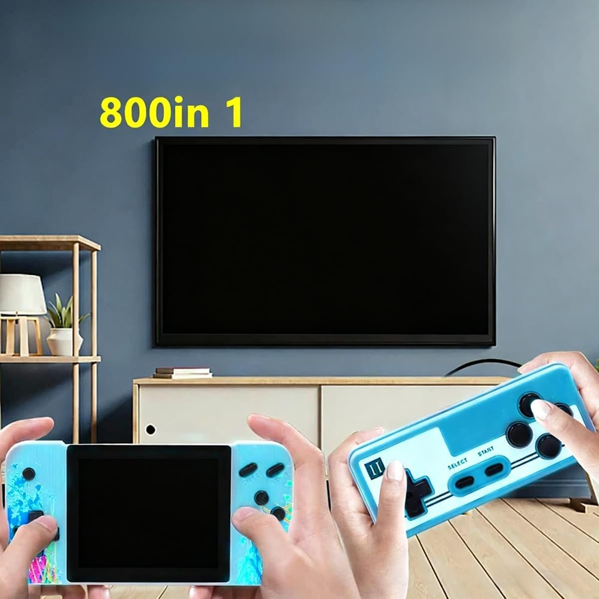 Zwei Personen halten blaue tragbare Spielkonsolen vor einem Fernseher mit Aufschrift 800in1.
