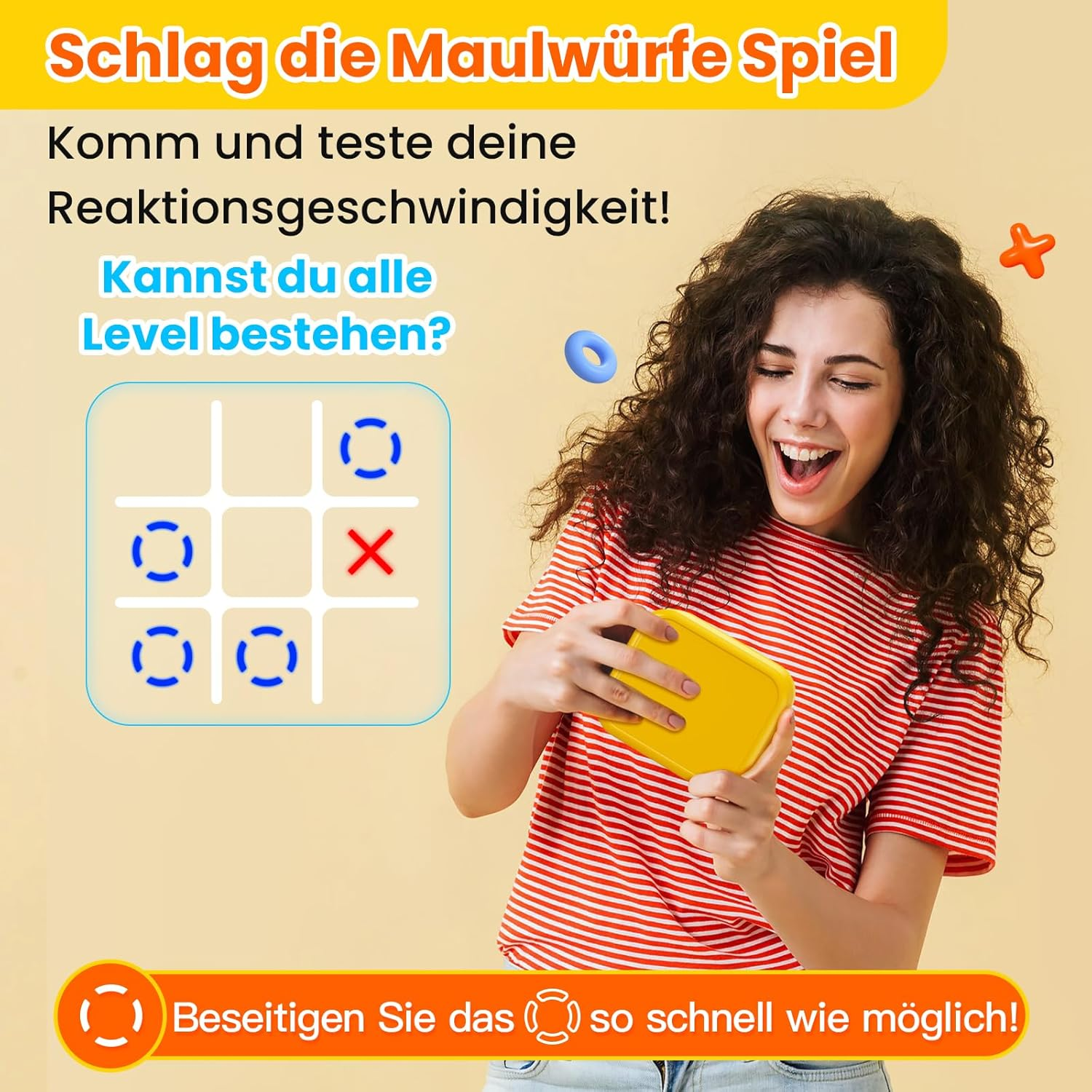 Eine Frau in einem rot-weiß gestreiften Oberteil hält ein gelbes Spiel und lächelt begeistert.