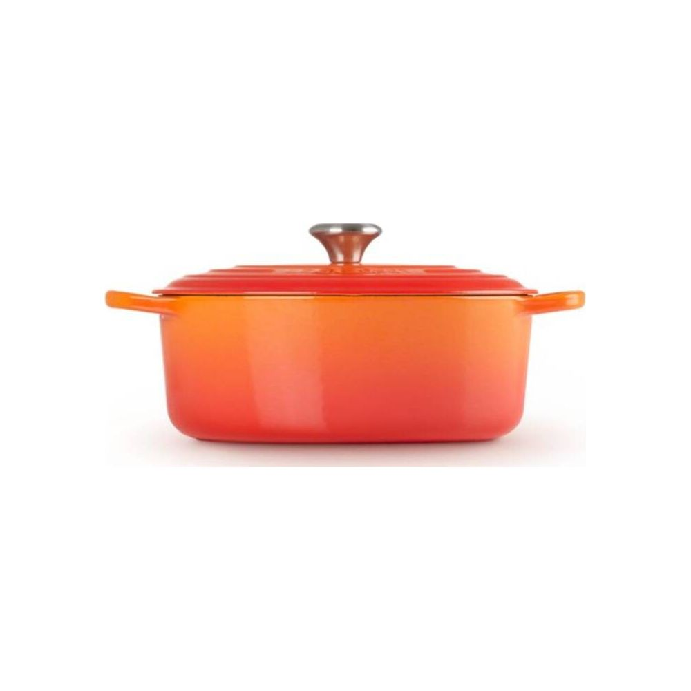 Eine orange-rote gusseiserne Cocotte mit Deckel und Silberknauf vor weißem Hintergrund.