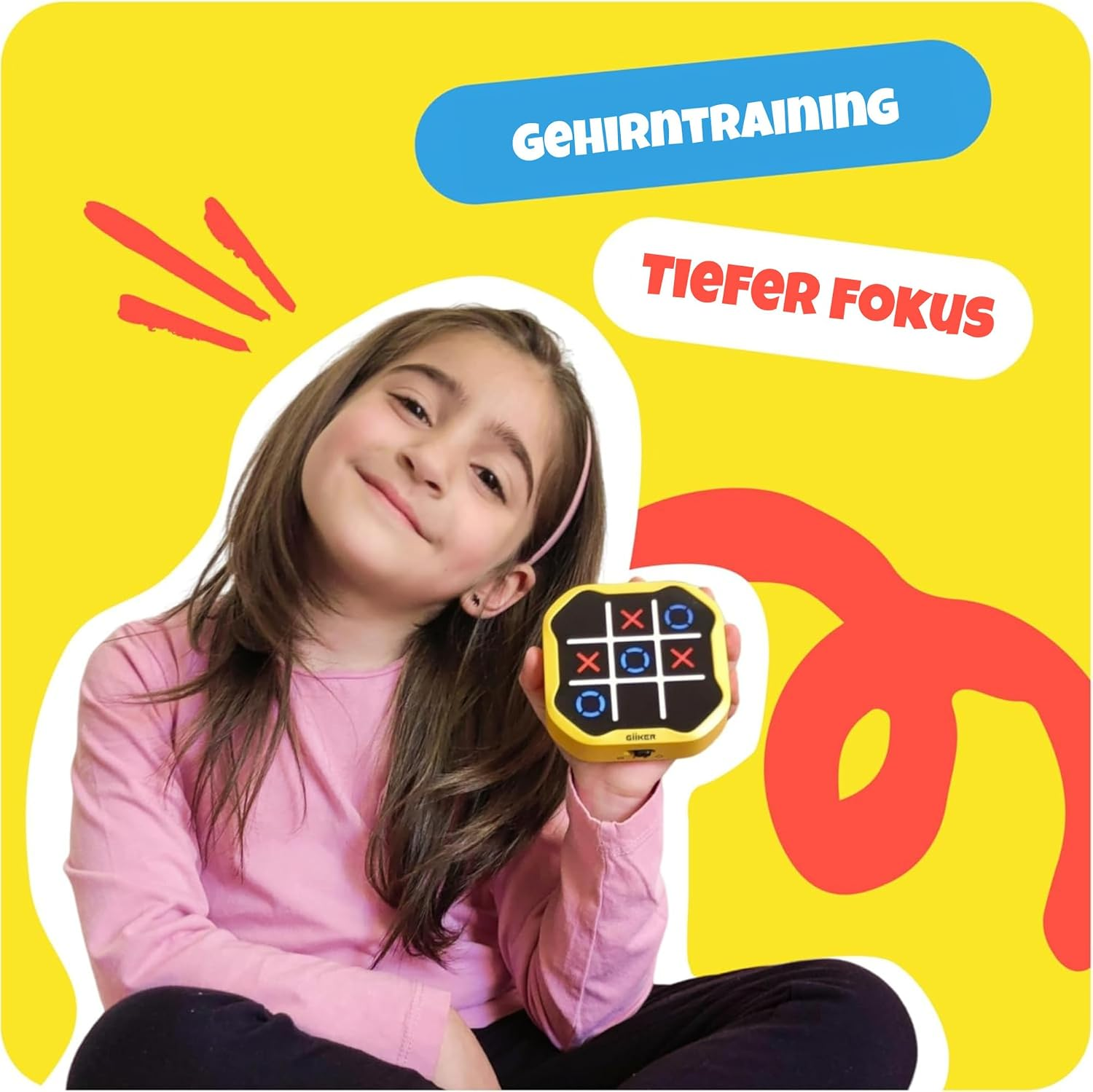 Ein junges Mädchen in Pink hält ein elektronisches Tic-Tac-Toe-Spiel vor gelbem Hintergrund.