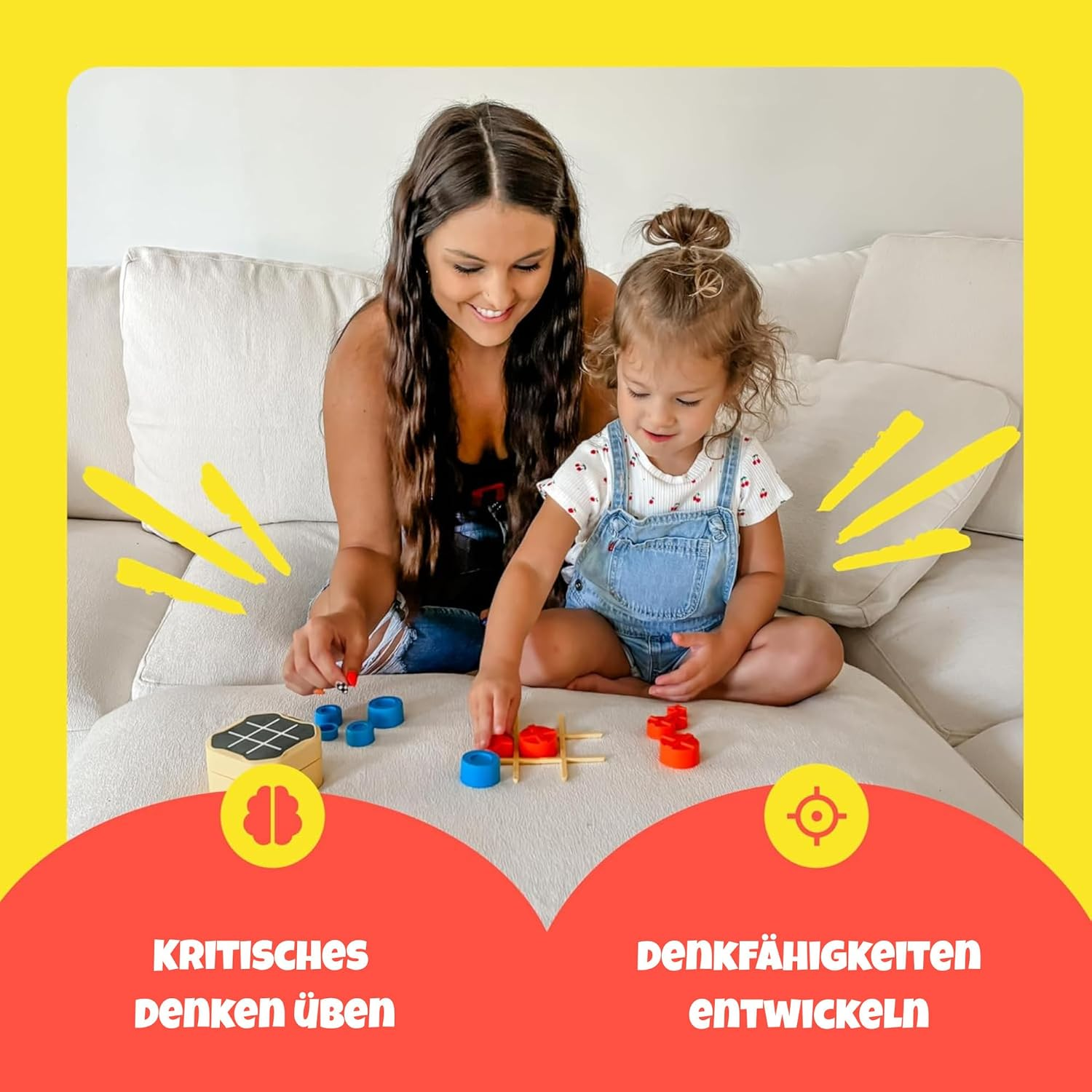 Eine Mutter und Kleinkind spielen mit Holzfiguren auf einer weißen Couch.