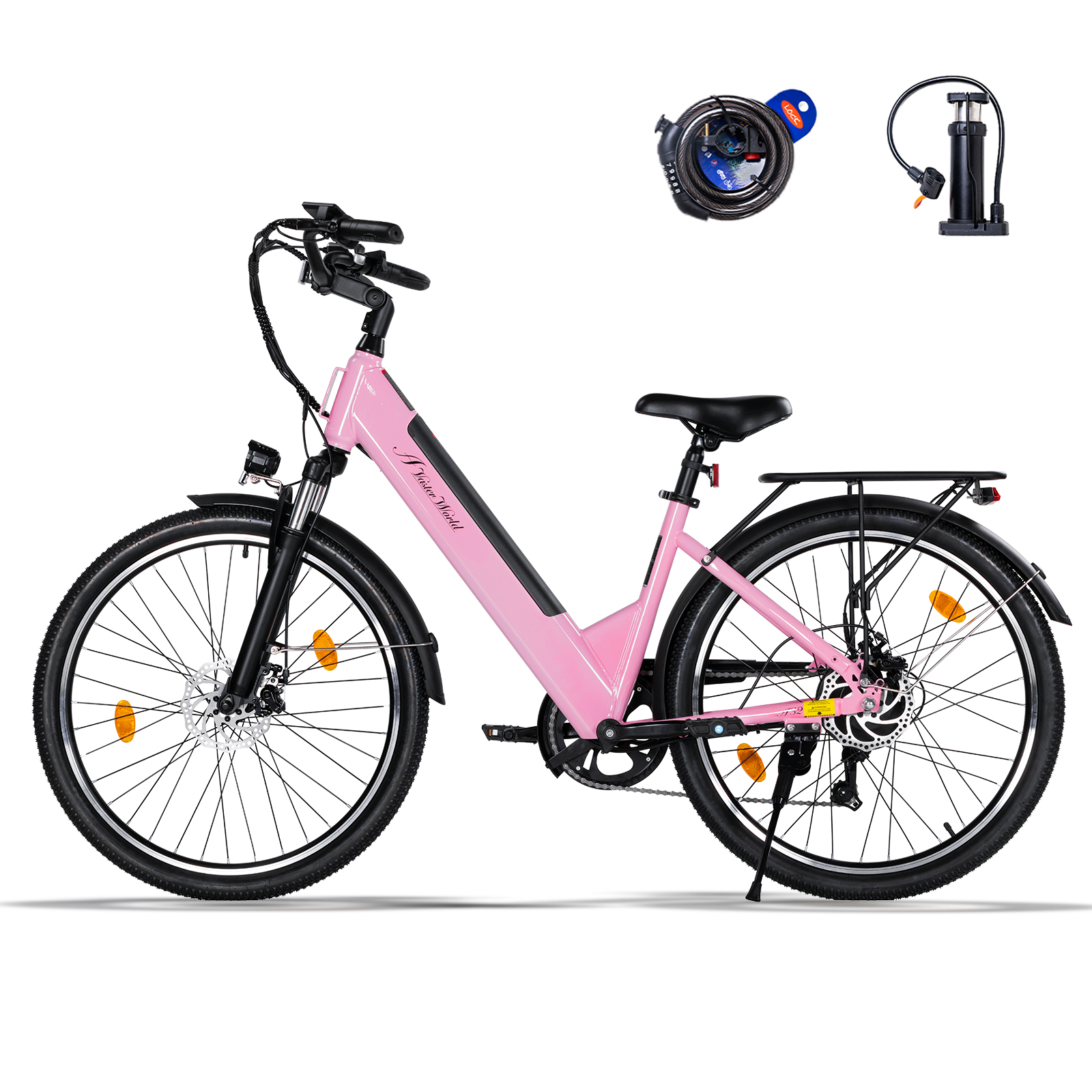 Una bicicletta elettrica rosa con lucchetto e pompa su sfondo bianco.