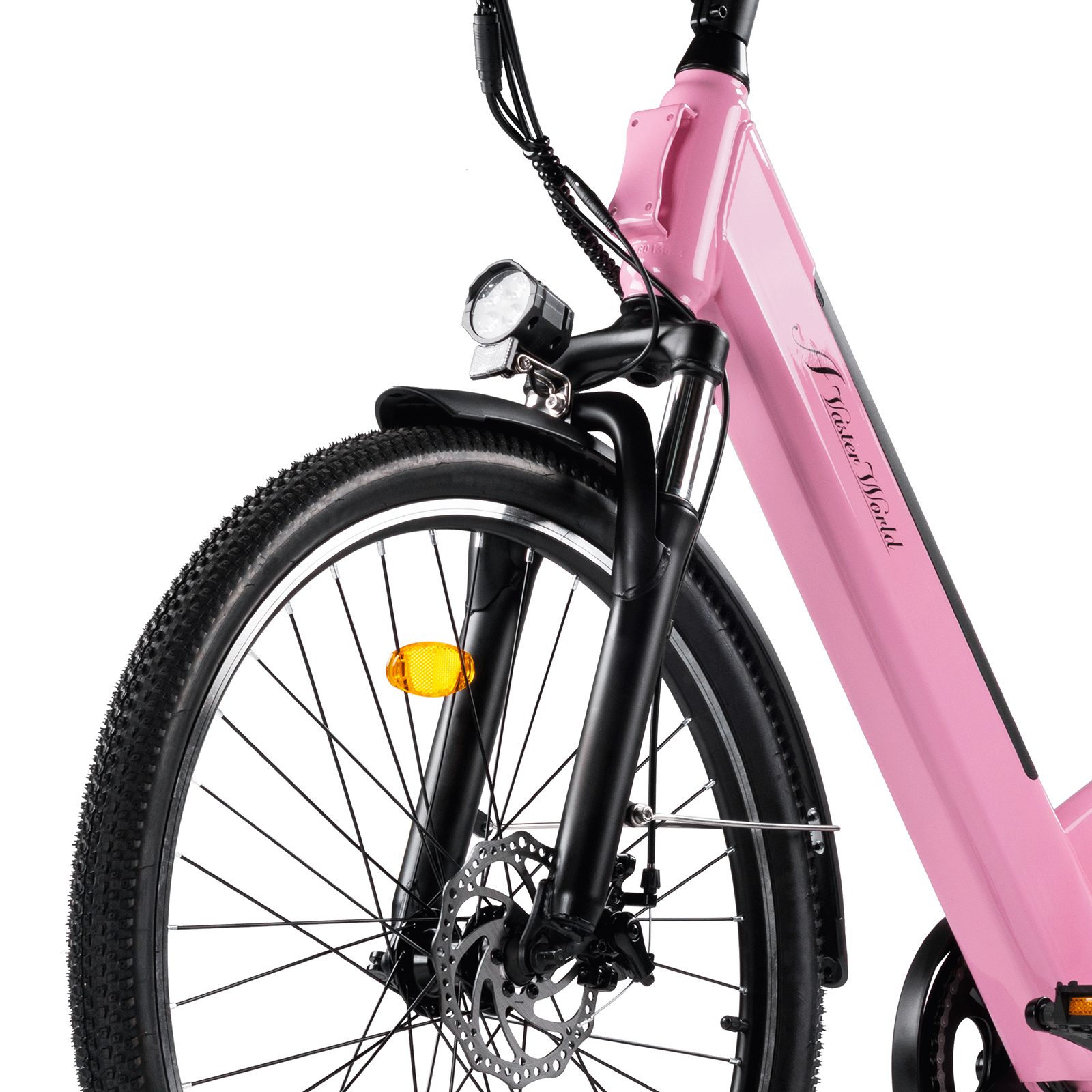 Primo piano di una bicicletta elettrica rosa con ruota anteriore, faro e forcella ammortizzata.