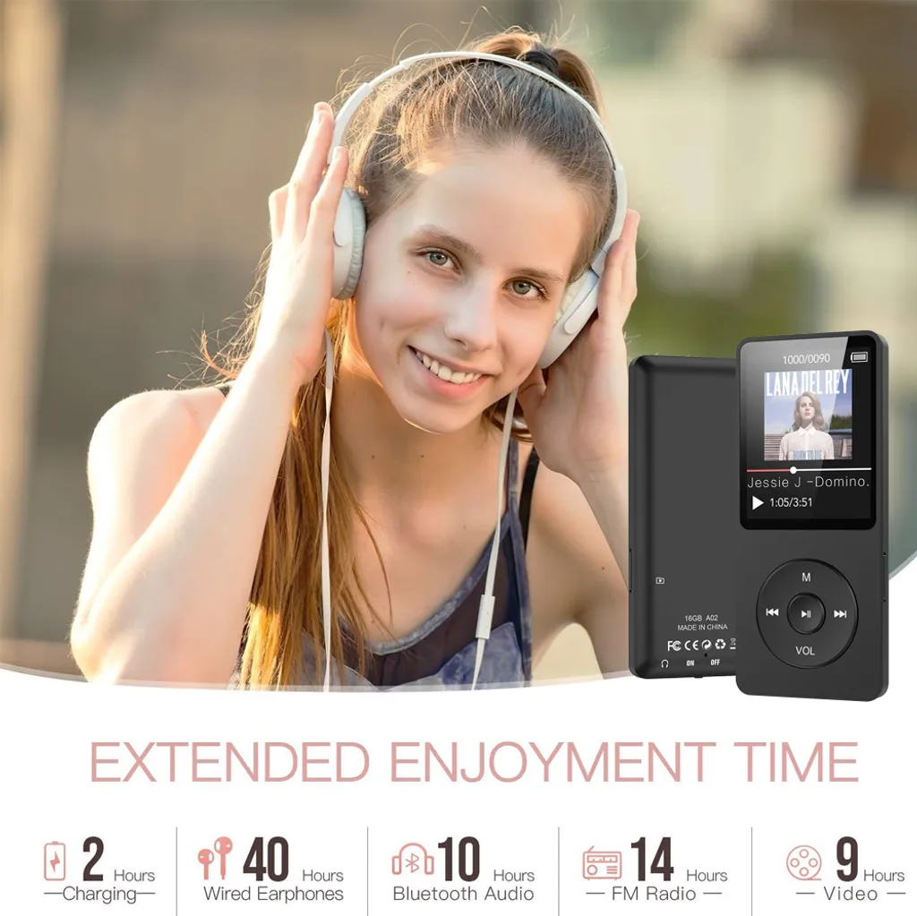 Ein smiling Mädchen mit weißen Kopfhörern neben einem MP3-Player und Akku-Infos.
