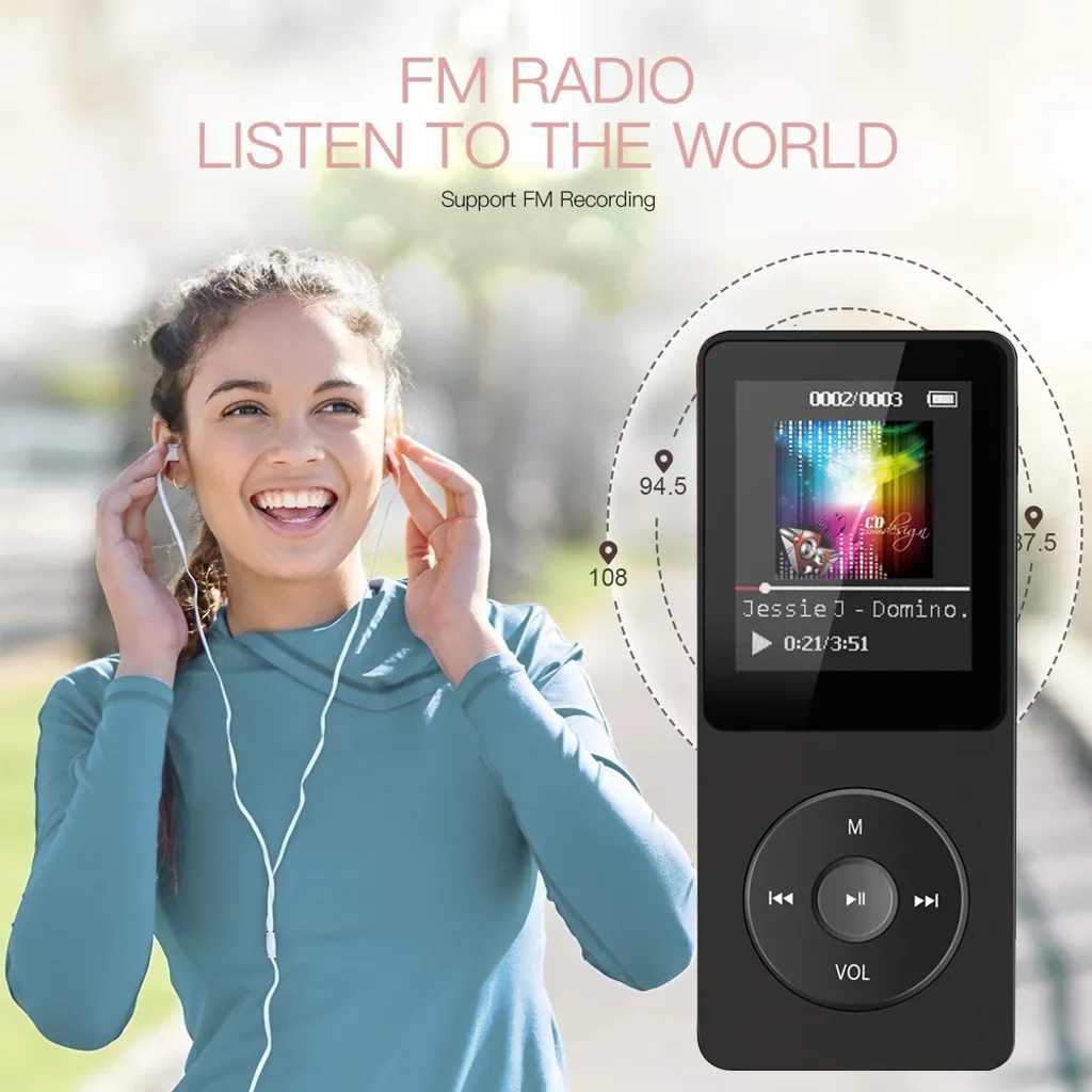 Glückliche Frau hört Musik mit MP3-Player und Kopfhörern.