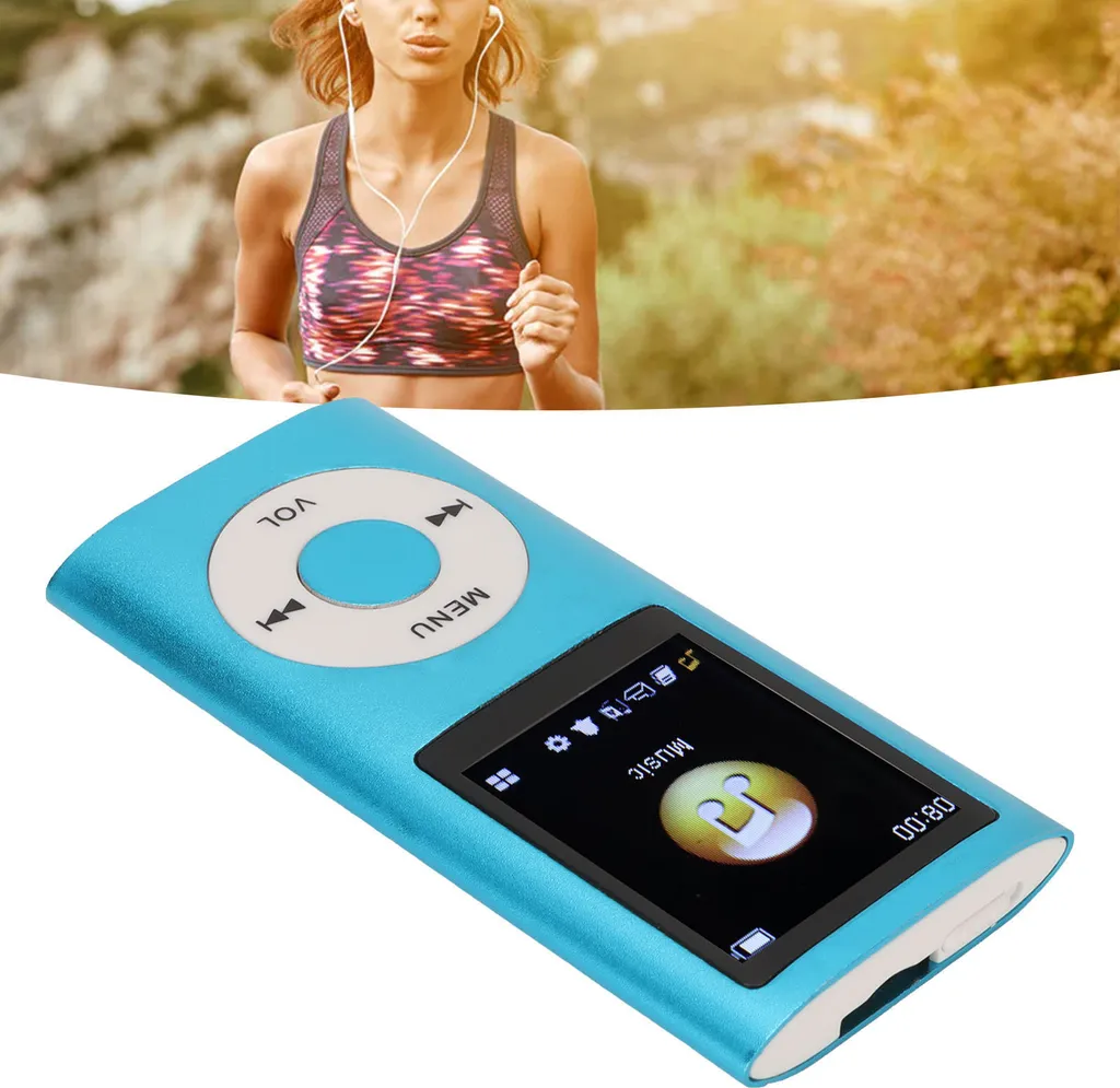 Ein blauer MP3-Player mit Display liegt vor einer Joggerin im Hintergrund.