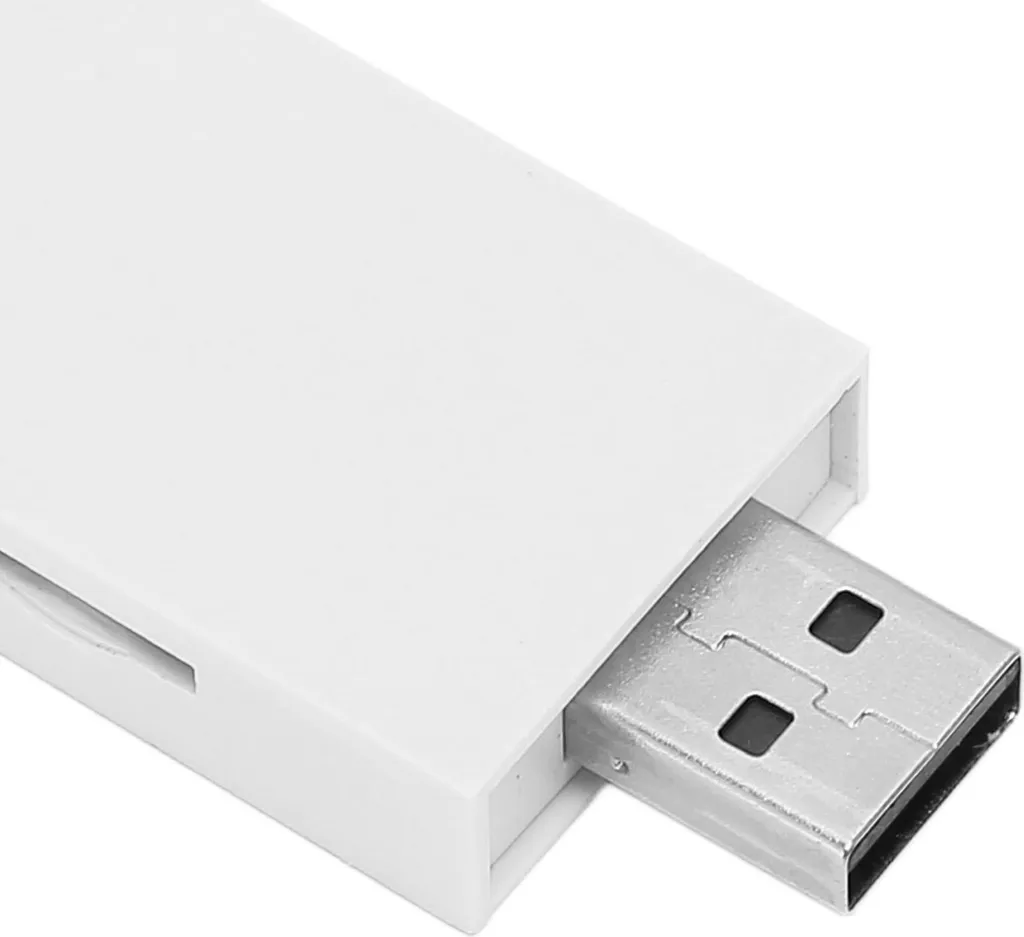 Ein weißer USB-Kartenleser mit einem silbernen USB-Anschluss.
