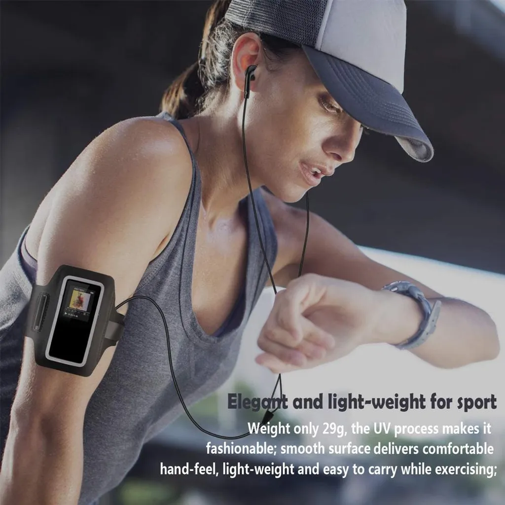 Eine Frau in Sportkleidung trägt ein Armbandgehäuse für ihr Handy und In-Ear-Kopfhörer.