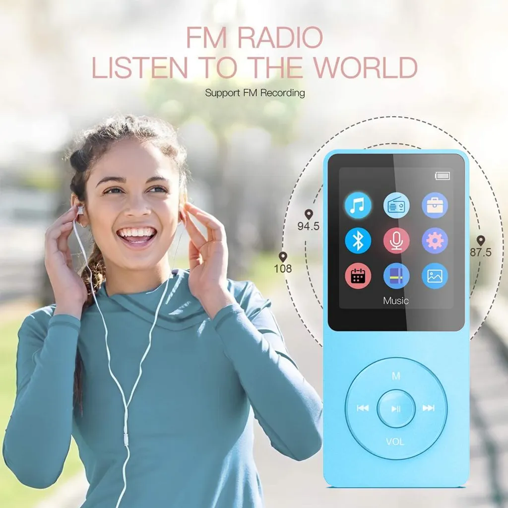 Lächelnte Frau mit Kopfhörern neben einem blauen MP3-Player mit FM-Radio-Oberfläche und Texten.