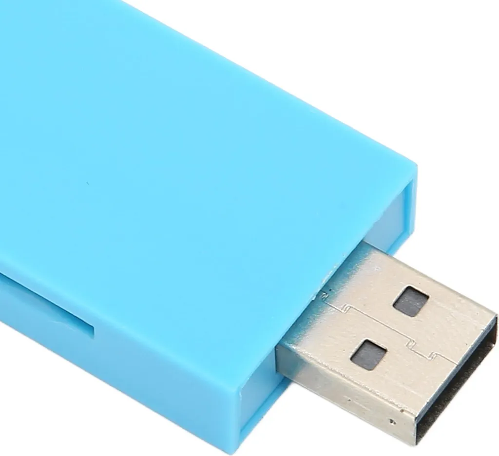 Ein hellblauer USB-Stick auf weißem Hintergrund mit sichtbarem Metallanschluss.