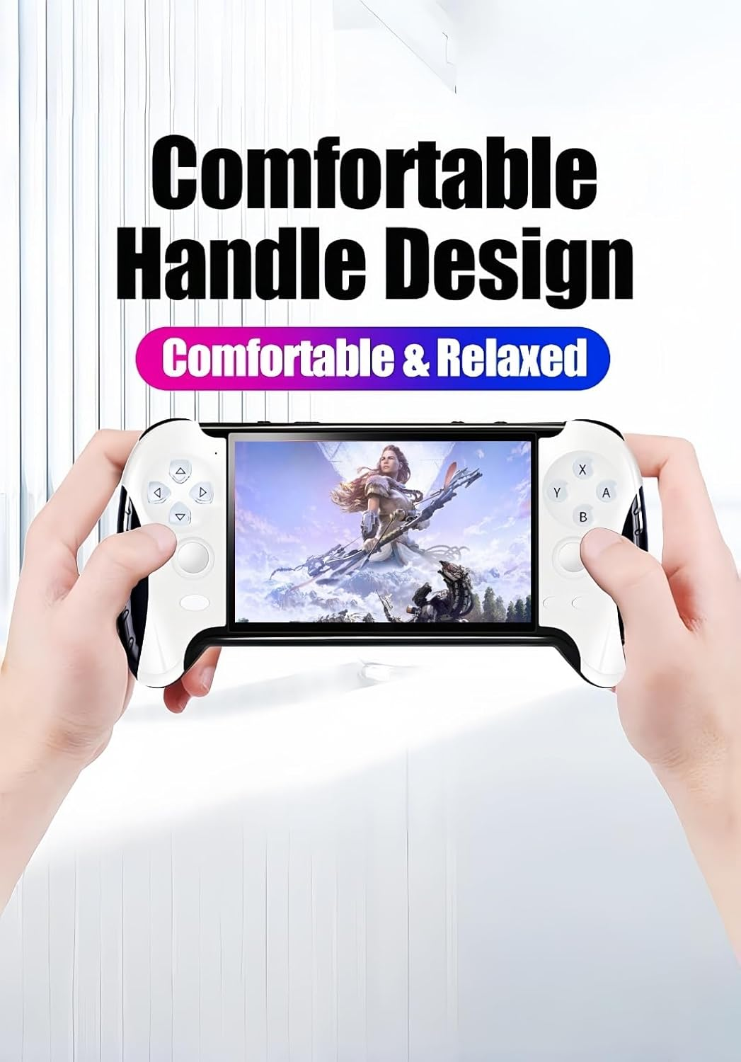 Hände halten ein weiß-schwarzes Handheld-Spielgerät mit Action-Szenen-Display vor weißem Hintergrund.