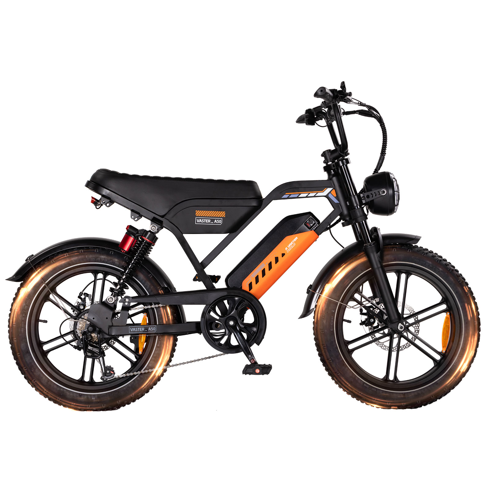 Una bicicletta elettrica nera con dettagli arancioni, pneumatici larghi e faro anteriore su sfondo bianco.