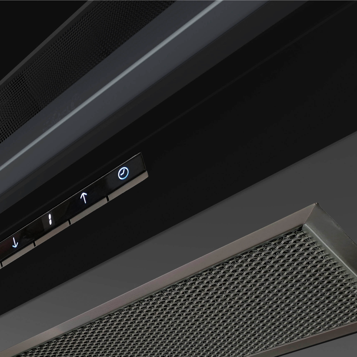 Primer plano de una campana extractora negra moderna con controles táctiles iluminados y filtro metálico.