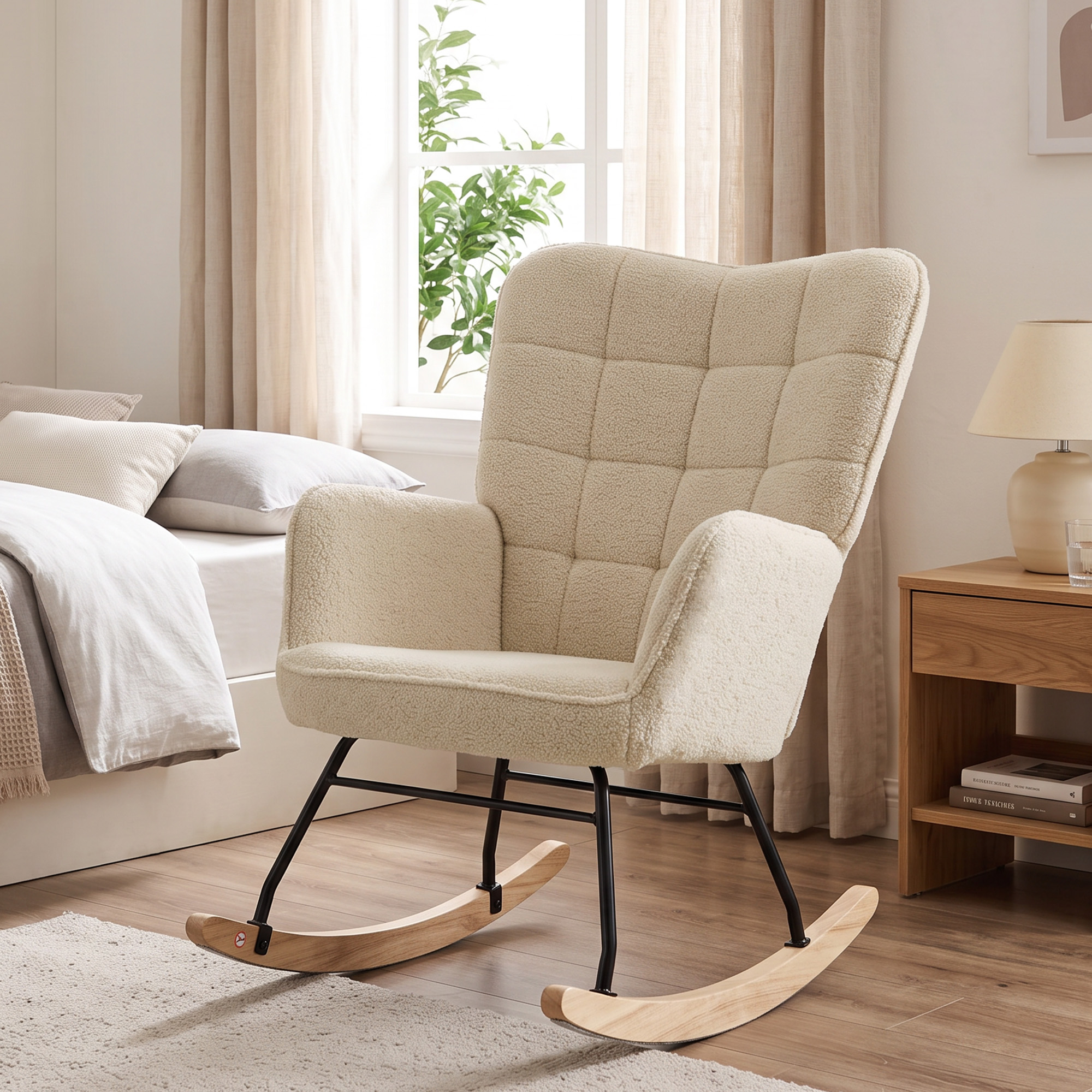 Sedia a dondolo beige con schienale trapuntato e gambe in metallo nero in una luminosa camera da letto.