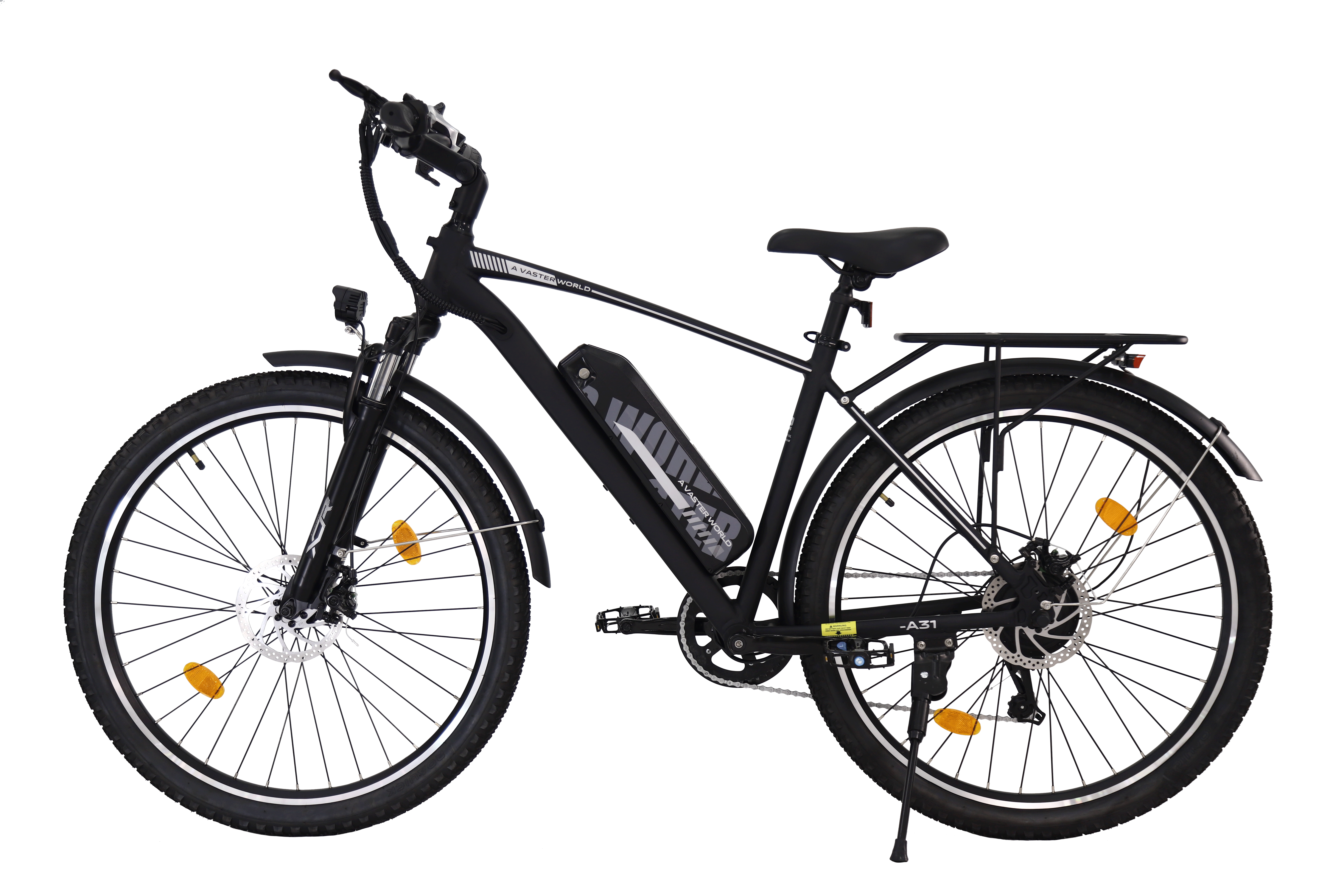 Una bici elettrica da città nera con batteria sul telaio, parafanghi e portapacchi, su sfondo nero.