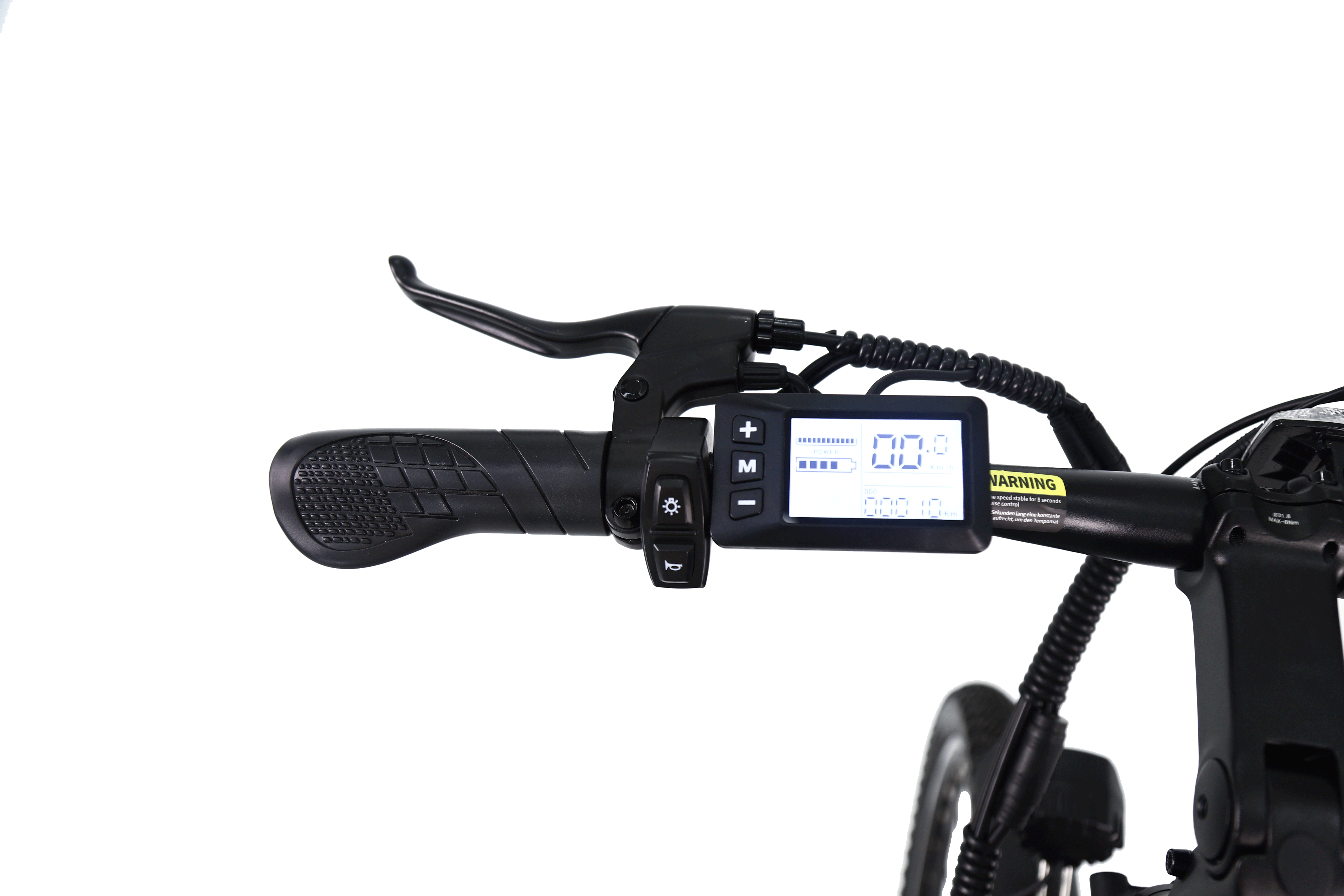 Manubrio per e-bike nero con leva del freno, display digitale e comandi su sfondo nero.