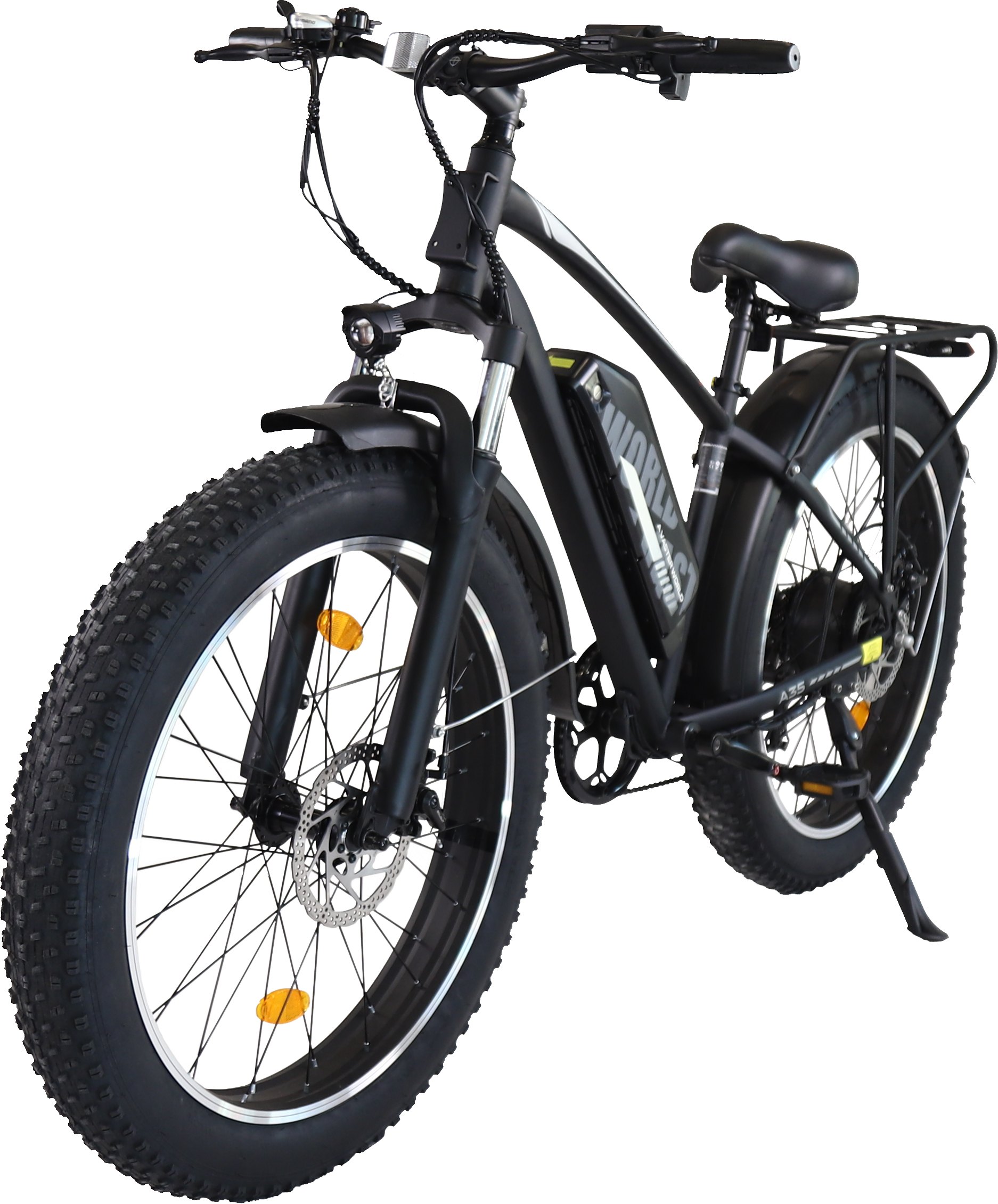 Una bicicletta elettrica nera con pneumatici larghi, portapacchi e batteria integrata su sfondo nero.