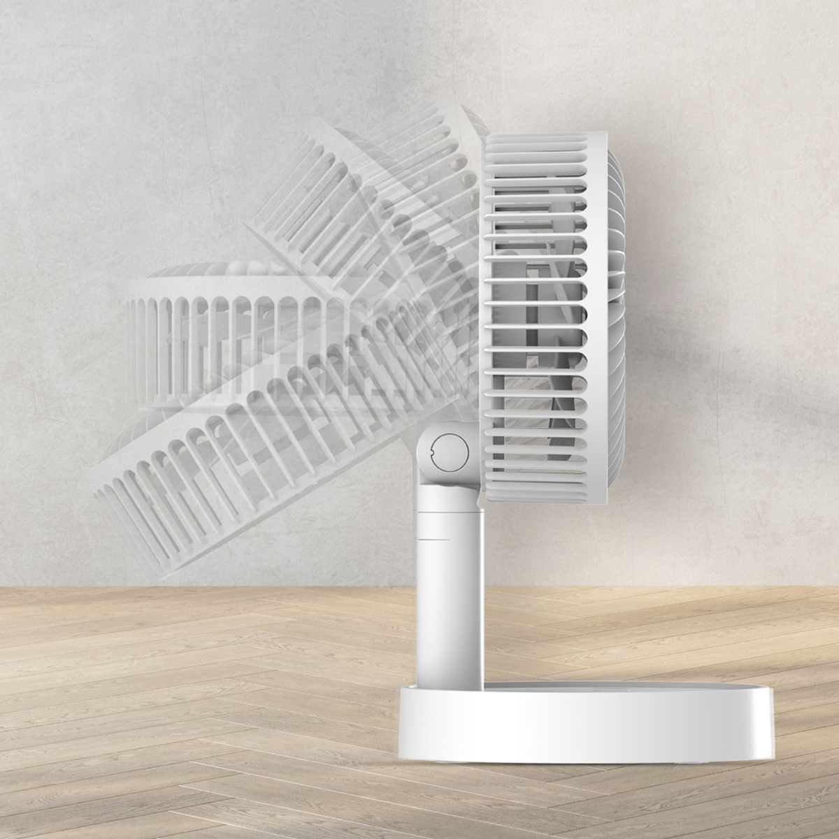 Un ventilador de mesa oscilante blanco en movimiento contra una pared texturizada y suelo de madera.