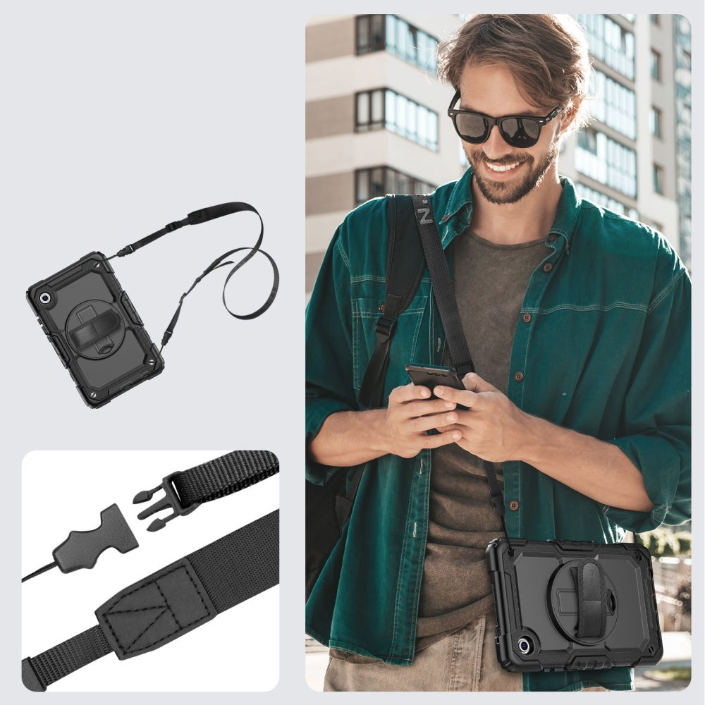 Un uomo con camicia verde sorride usando uno smartphone; accanto ci sono una custodia per tablet e una tracolla.