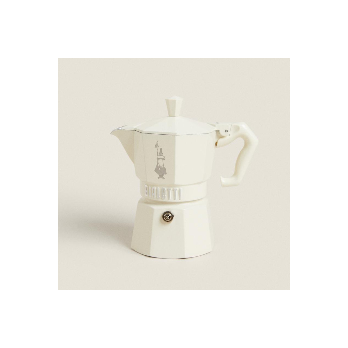 Una moka Bialetti bianco crema su sfondo chiaro.