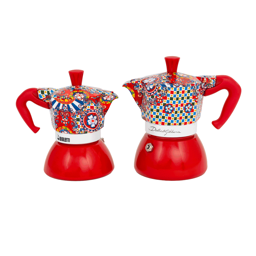 Dos coloridas cafeteras moka Bialetti con bases rojas y patrones florales sobre fondo blanco.
