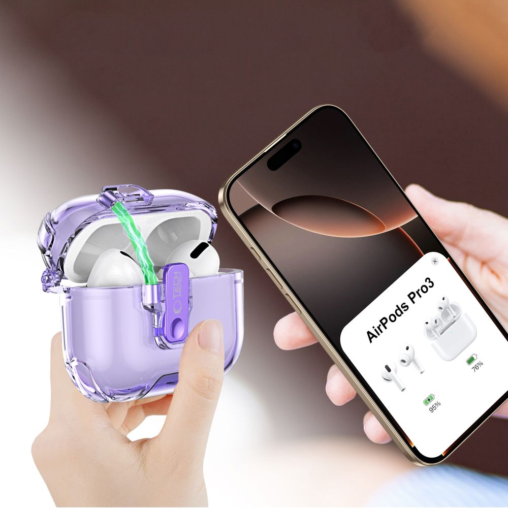 Hände halten eine durchsichtig lila AirPods-Hülle und ein Smartphone, das den Batteriestatus anzeigt.