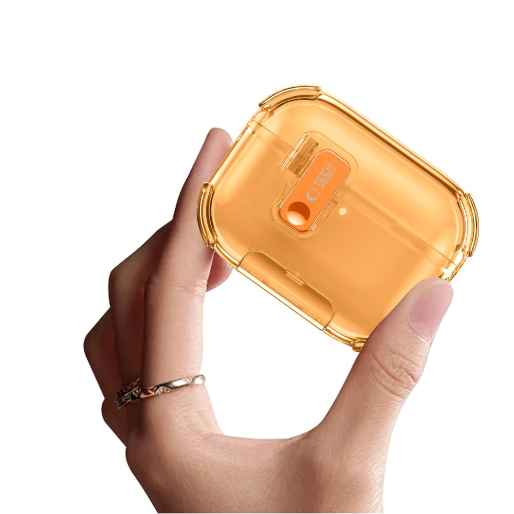 Eine Hand hält ein orangefarbenes, transparentes Kopfhörer-Etui auf weißem Hintergrund.