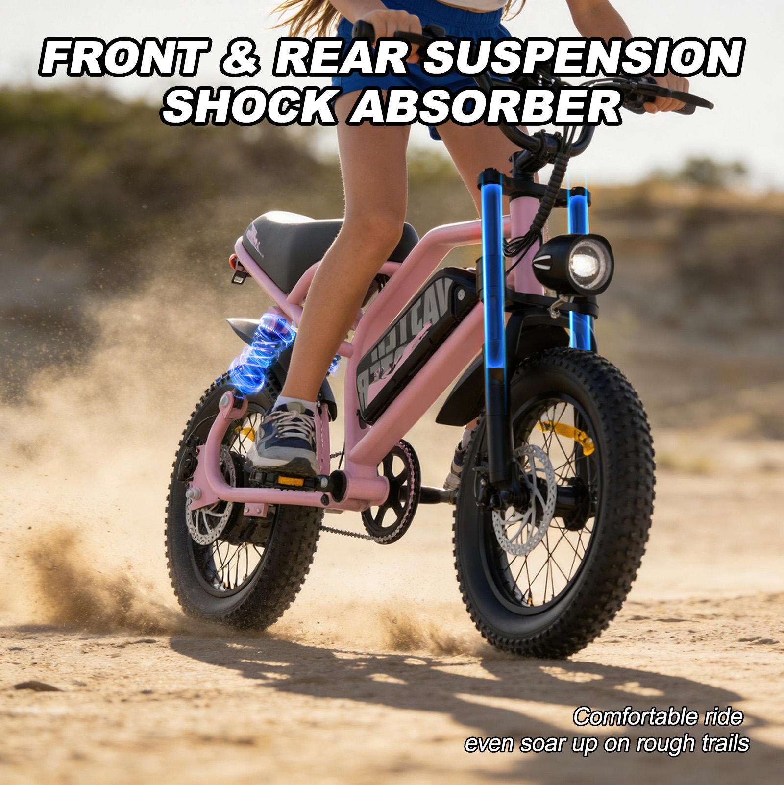 Una persona guida una bicicletta elettrica rosa con sospensioni anteriori e posteriori su un sentiero sabbioso.