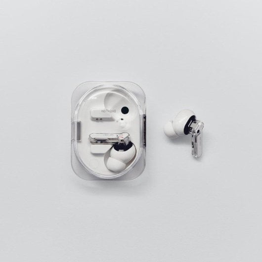 Auriculares inalámbricos blancos y transparentes con estuche de carga sobre fondo claro.