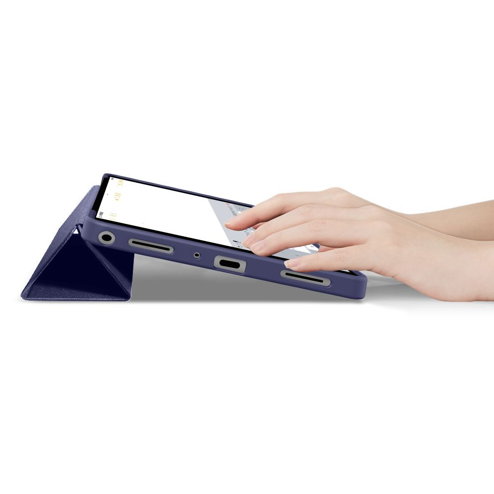 Hände tippen auf eine Tablet-Tastatur, die durch ein blaues Cover aufgestellt ist.