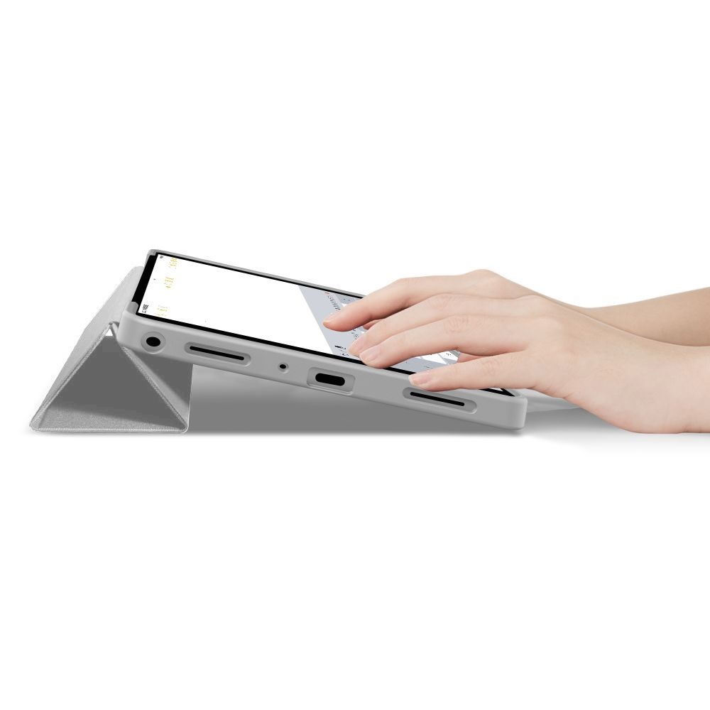 Una persona scrive su un tablet con custodia grigia su sfondo bianco.