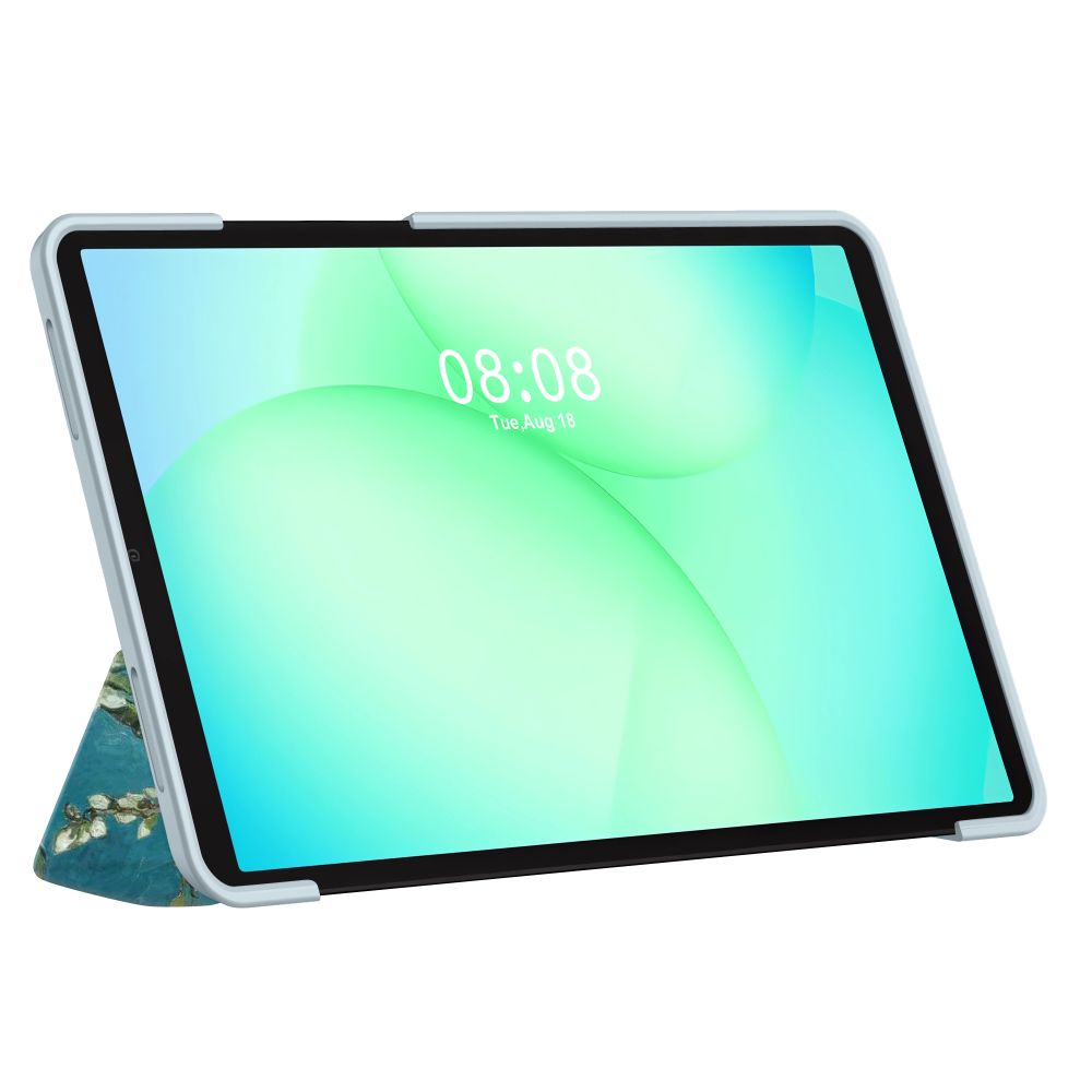 Un tablet con custodia chiara e sfondo verde inclinato su sfondo bianco.