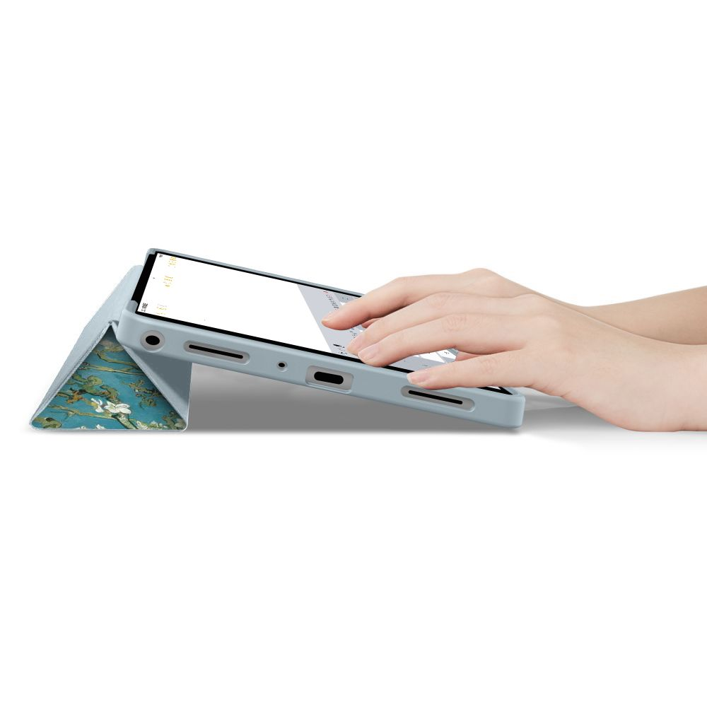 Mani che digitano su un tablet in una custodia blu con motivo floreale sul supporto.