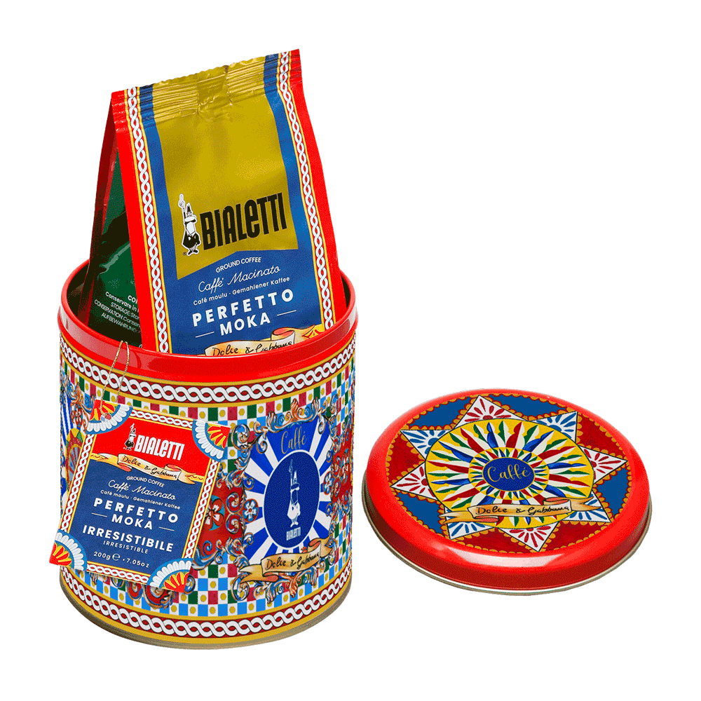 Barattolo di caffè Bialetti Dolce & Gabbana con caffè macinato e motivi colorati.