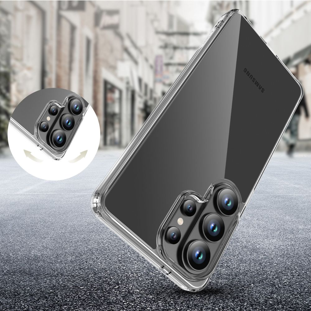 Ein Smartphone in einer klaren Schutzhülle mit Mehrlinsenkamera vor verschwommenem Straßenhintergrund.