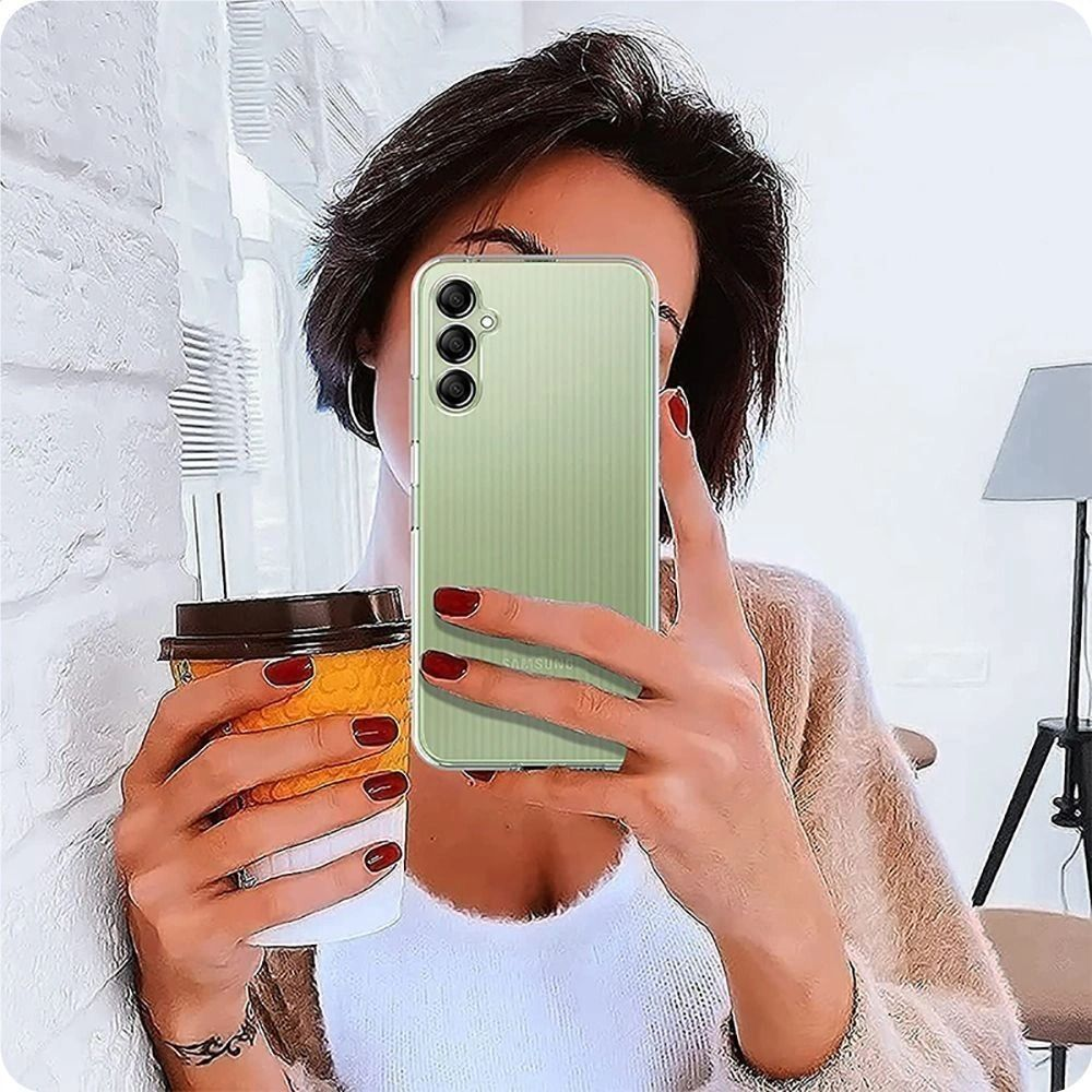 Eine Frau hält ein hellgrünes Smartphone und einen Kaffebecher in einem hellen Raum.