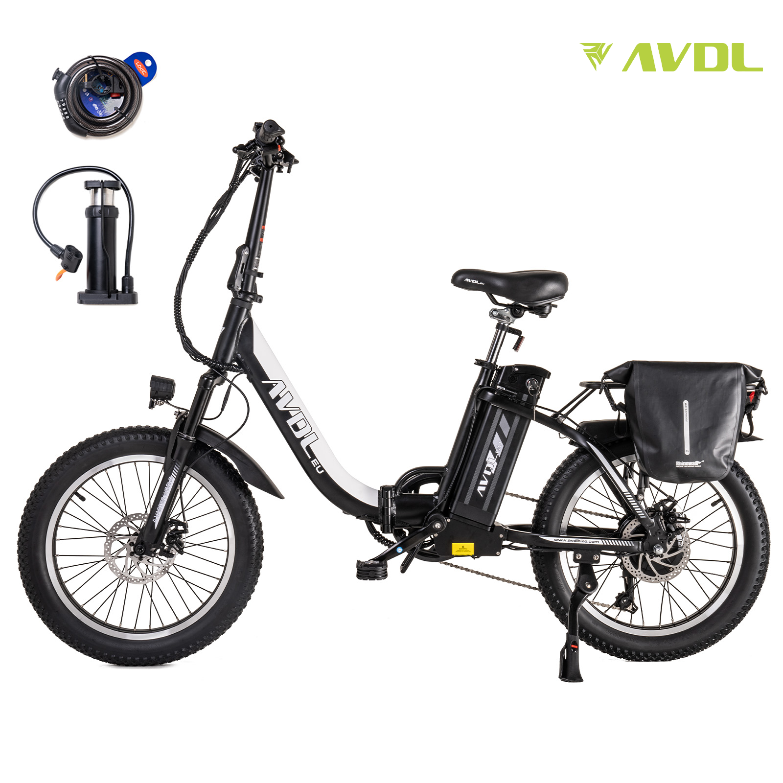 Una e-bike AVDI nera con borsa posteriore, pompa e lucchetto su sfondo bianco.