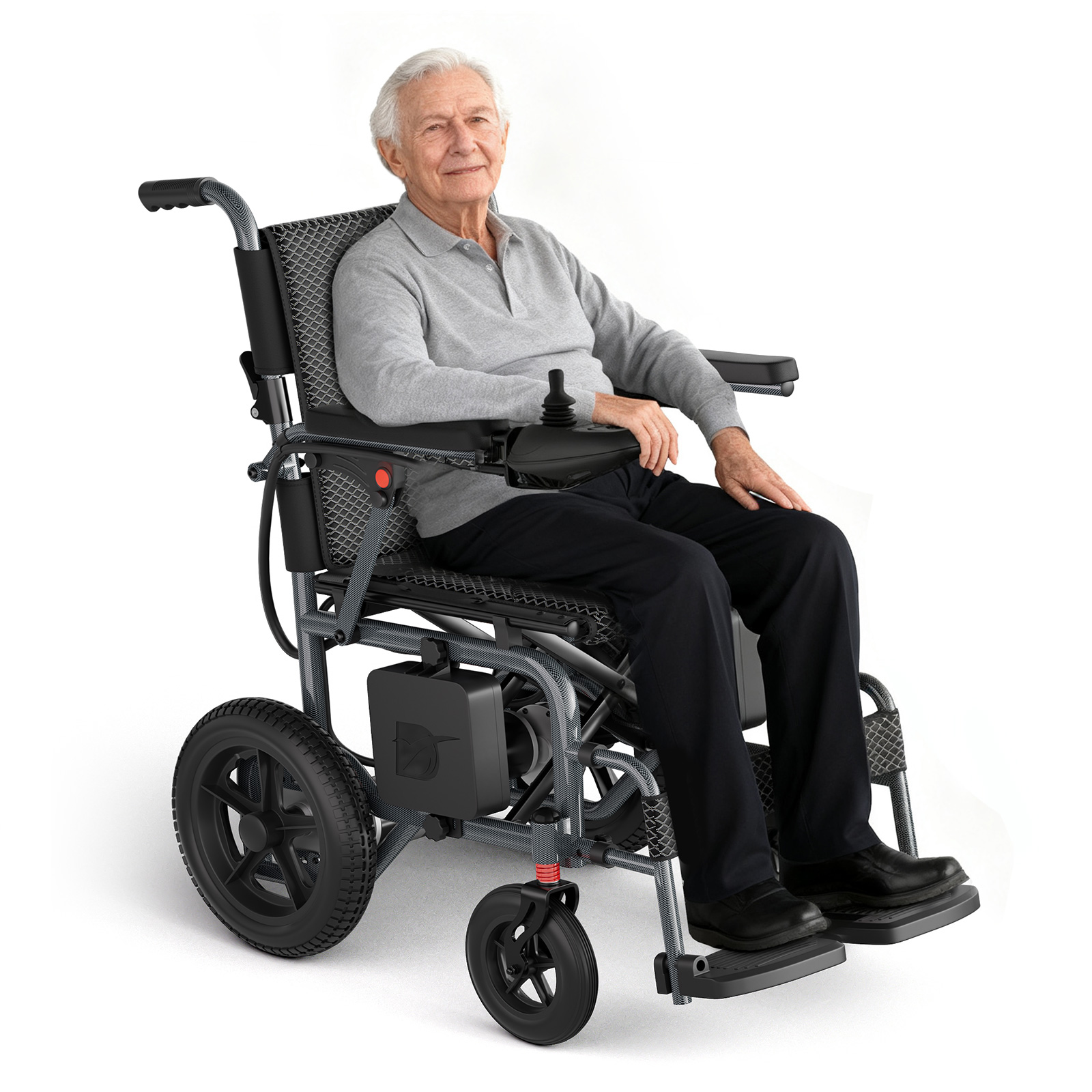 Anziano seduto e sorridente su una moderna sedia a rotelle elettrica su sfondo bianco.