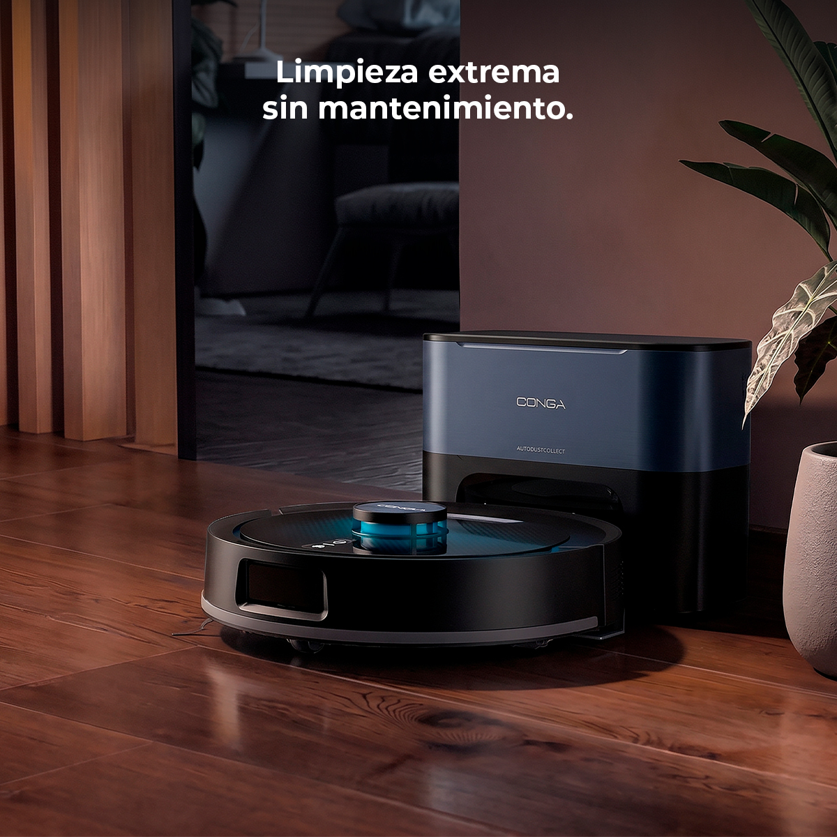 Un robot aspirador Conga negro y su base en suelo de madera, texto arriba y una planta a la derecha.