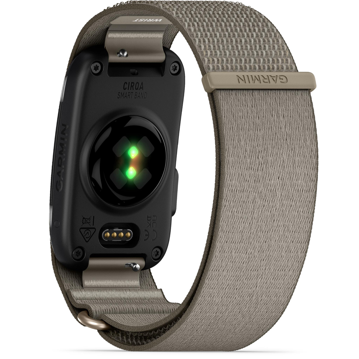 Vista trasera de un reloj inteligente Garmin negro con correa beige tejida y sensores verdes brillantes.