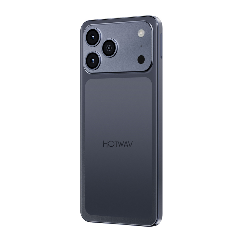 Retro di uno smartphone grigio Hotwav con tre obiettivi e il logo del marchio.